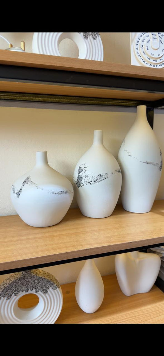 Modern White Ceramic Vase Set with Abstract Marble Detail – Luxury Home Decor