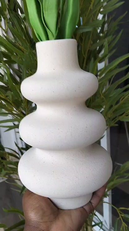 Modern Wavy Sculptural Ceramic Vase – Minimalist Decorative Flower Vase